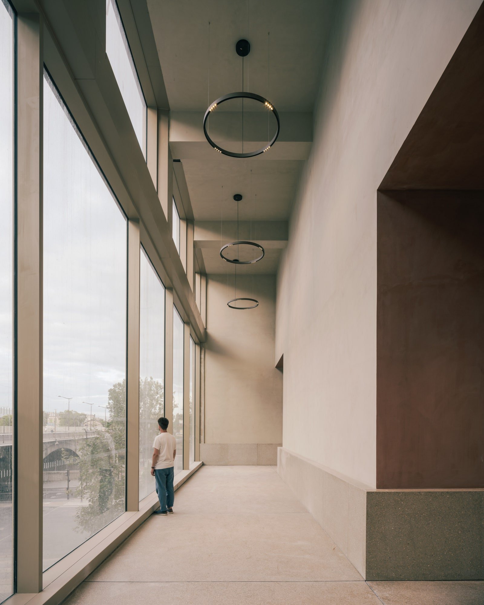 Les architectes ont mis sur un design paisible et confortable.
