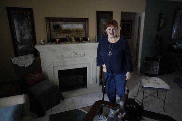 Deanna Dezern, 83 ans, entre dans sa maison à Tamarac, en Floride, le jeudi 7 décembre 2023. (AP Photo / Rebecca Blackwell)