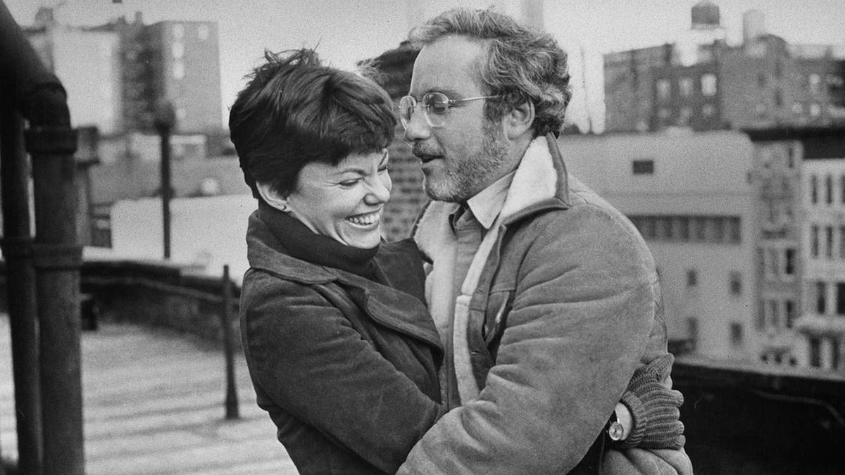 Marsha Maron sourit sur une photo en noir et blanc car elle est tenue par Richard Dreyfuss dans une scène du film "La fille au revoir"