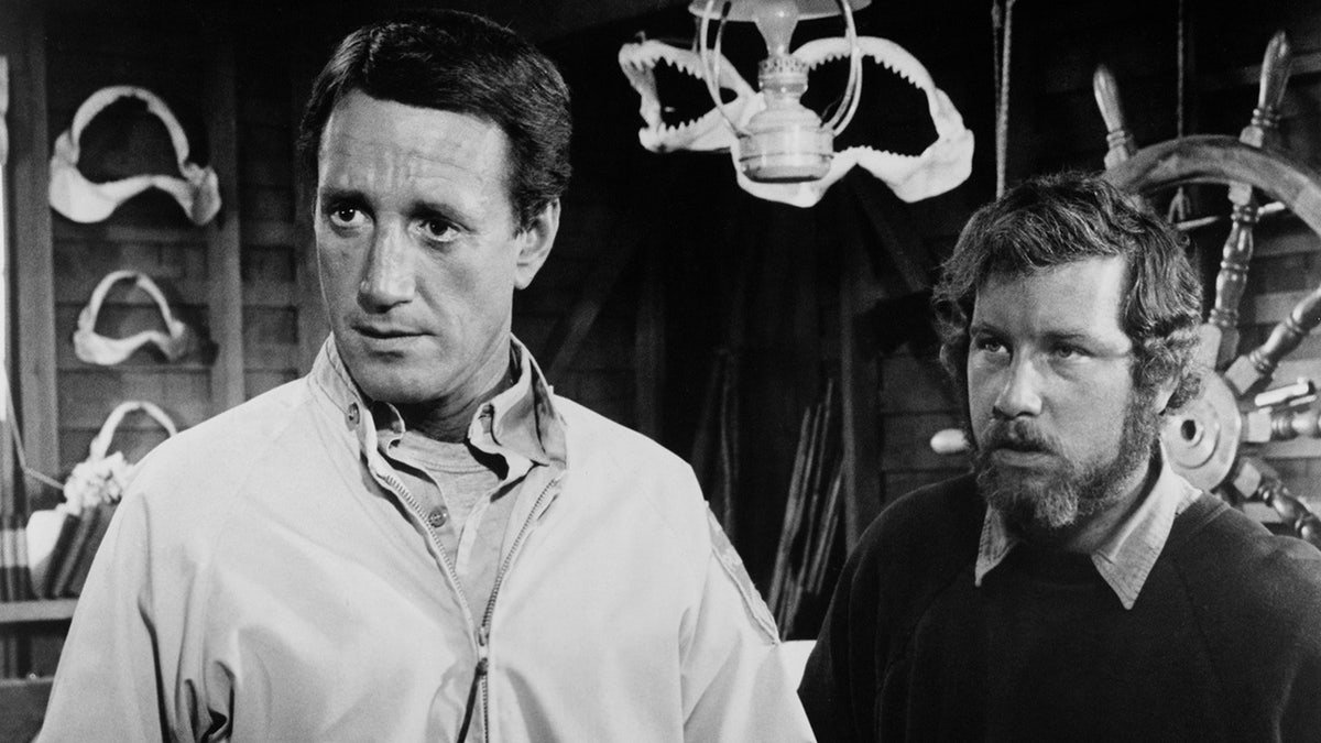 Dans une photo en noir et blanc, Roy Scheider et Richard Dreyfuss ont l'air perplexe tout en tournant une scène de "Mâchoires"