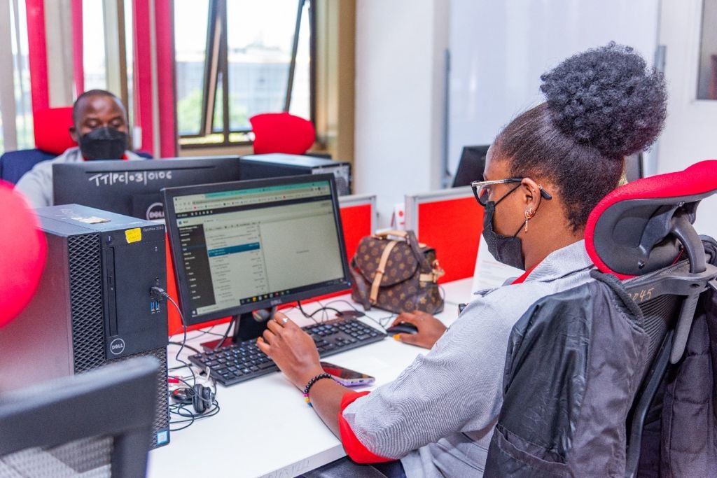 Un membre du personnel de la KRA travaillant sur un ordinateur