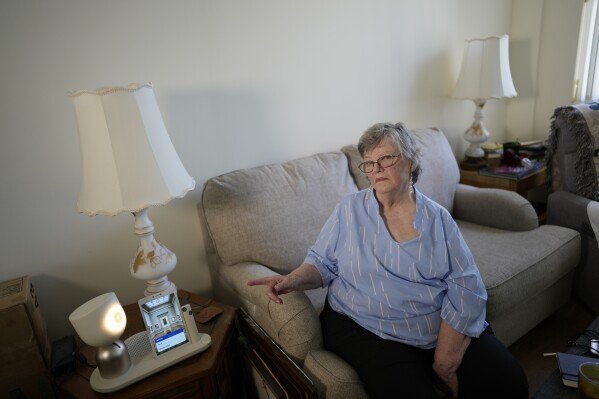 Joyce Laazia interagit avec Elliq, Front, un appareil de table qui utilise l'intelligence artificielle pour mener des conversations humaines, lors d'une interview dans son appartement dans une communauté senior de Coral Springs, en Floride, mardi 5 décembre 2023. (AP Photo / Rebecca Blackwell)