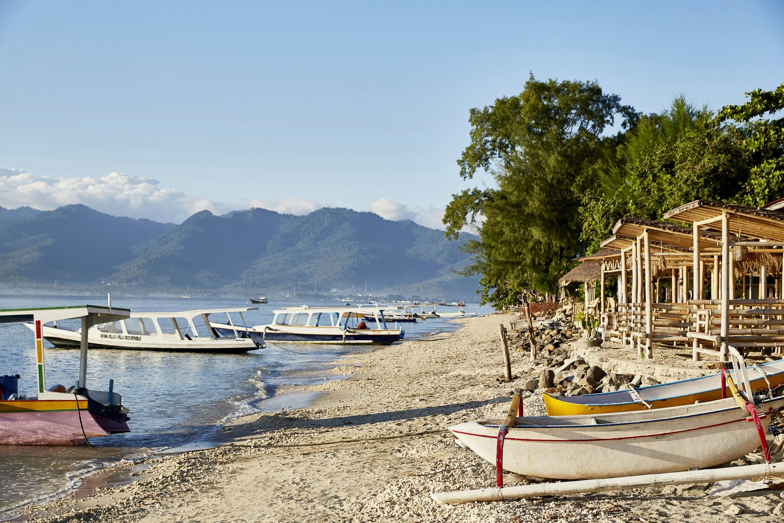 Des cabanes de plage et des bateaux sur Gili Air Island, juste au large des côtes de Lombok.
