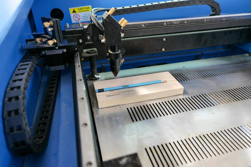 Graveur au laser CO2 avec bois sur lit de travail
