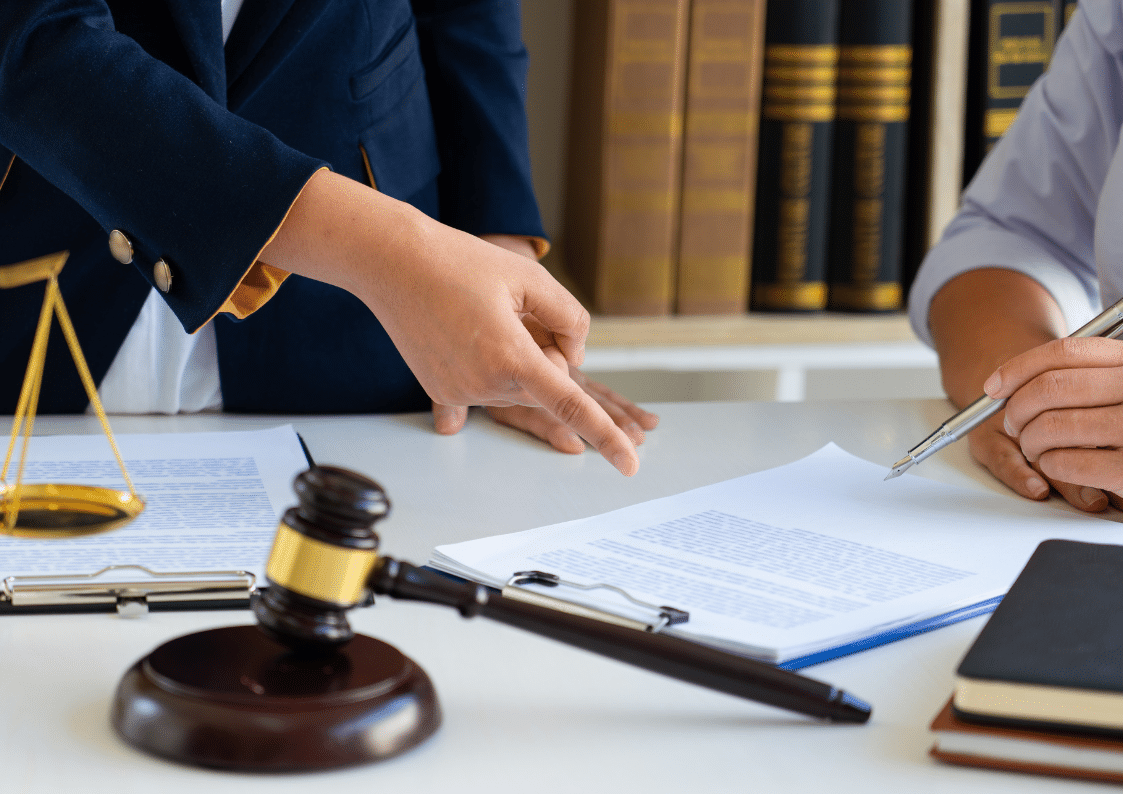 Un avocat lors de la planification d'un procès criminel