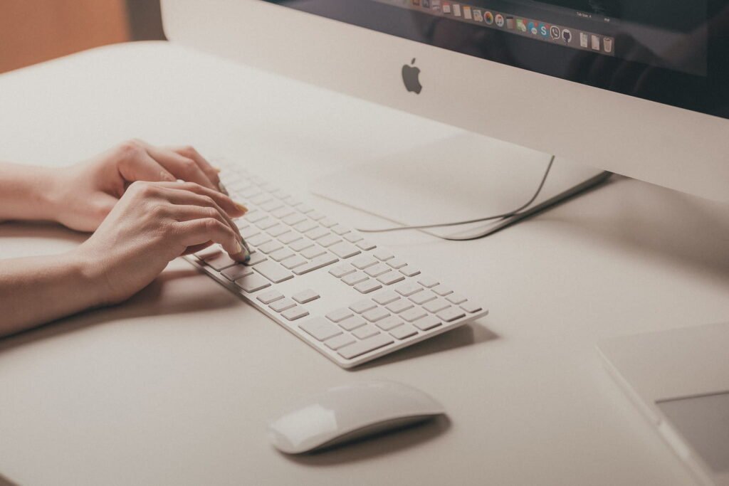 Comment insérer des supports et des accolades bouclées sur le clavier Mac