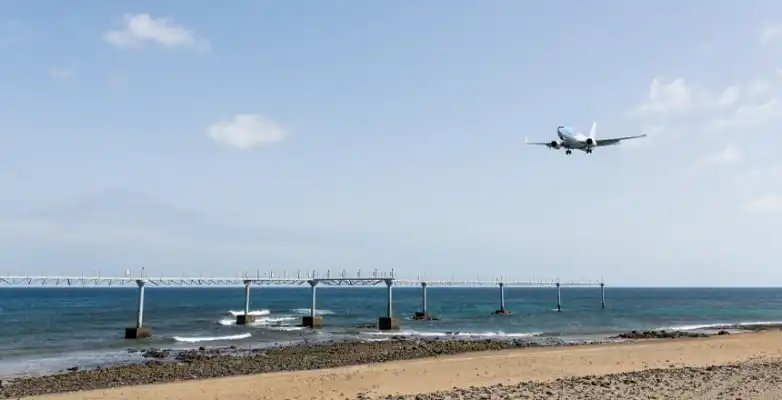 Aircraft sur l'approche d'atterrissage de l'aéroport de Lanzarote