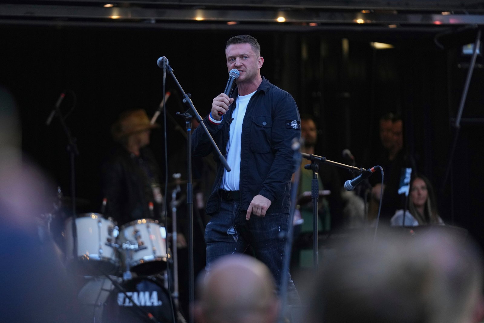 Tommy Robinson parle lors de la marche Unite the Kingdom, qui a été fréquentée par 110 000 personnes