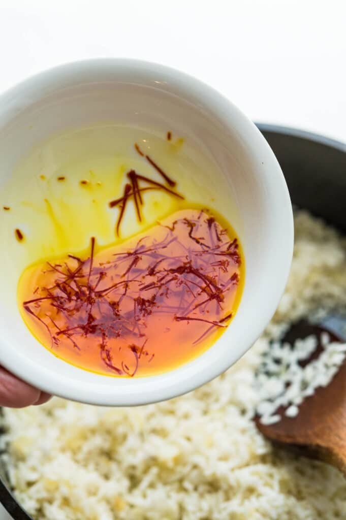 ajouter du safran fleuri au riz basmati.