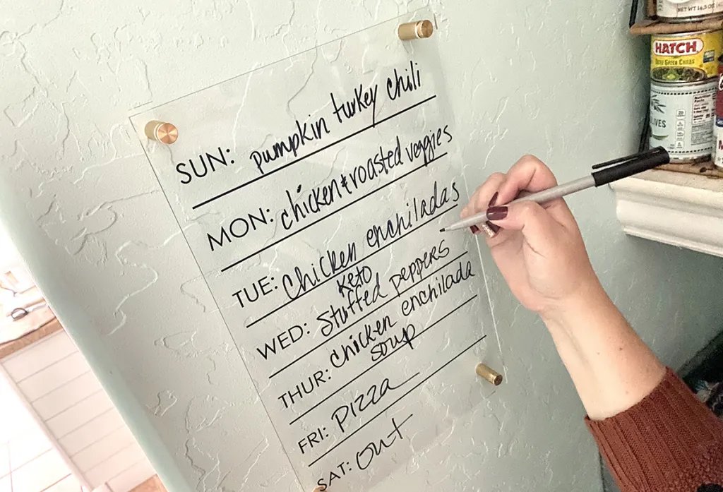 écrire sur un tableau de menu en acrylique