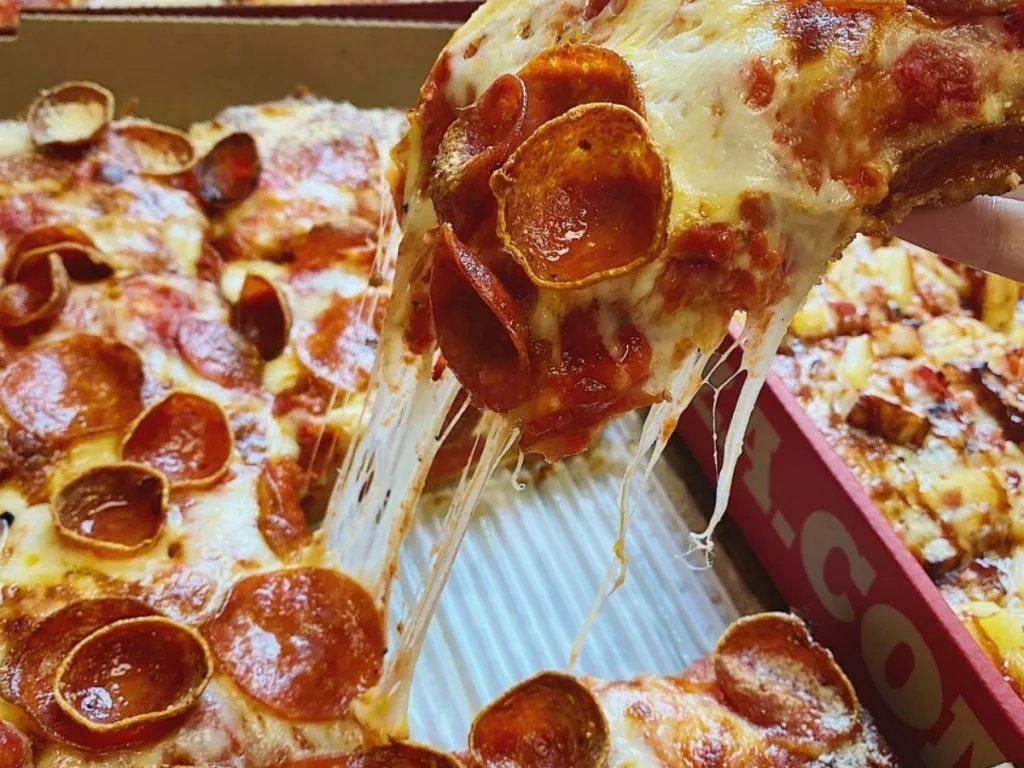 soulever un morceau de pizza carrée