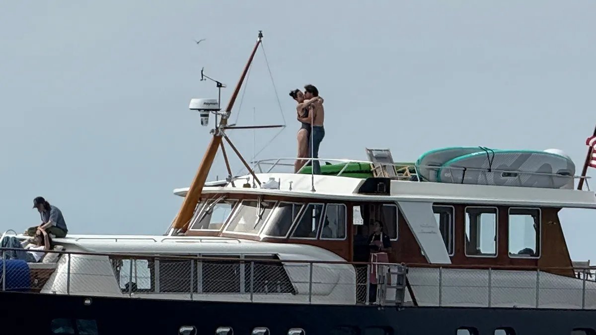 Katy Perry et Justin Trudeau s'embrassent sur un yacht au large de Santa Barbara.