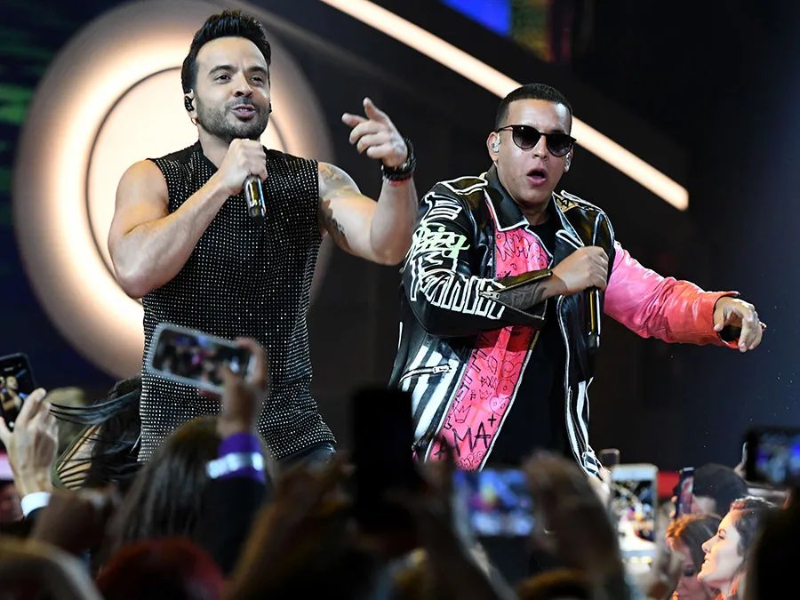 (À gauche) Luis Fonsi et Daddy Yankee (Ramon Luis Ayala Rodriguez) se produisent lors des Billboard Latin Music Awards 2017 au Bank United Center, Université de Miami, Miami, Floride le 27 avril 2017. (Musique)