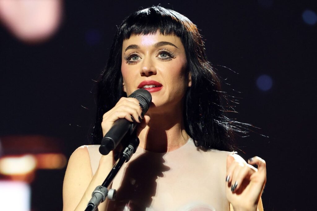 Katy Perry dit qu'elle «  continue à avancer '' dans une lettre à ses fans