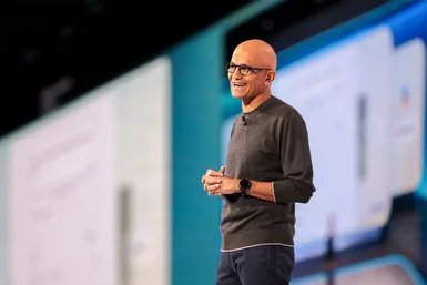 Une photo de Satya Nadella, président-directeur général de Microsoft, souriant alors qu'il s'exprimait sur scène lors de la conférence Microsoft Build 2025 à Seattle.
