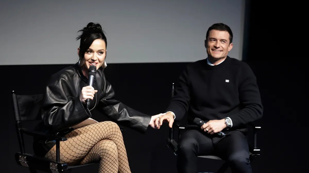 Katy Perry tient la main d'Orlando Bloom lors d'un événement