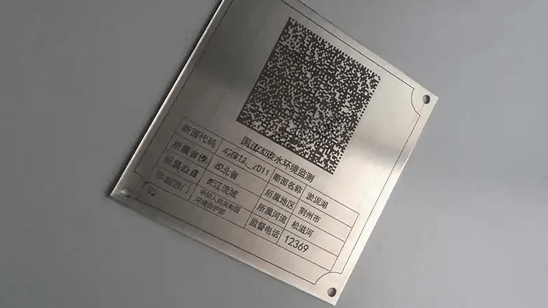 Marquage laser à fibre noire profonde sur acier inoxydable