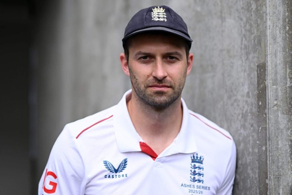 Mark Wood s'apprête à jouer lors du premier Ashes Test, inclus dans l'équipe anglaise de 12 joueurs Mark Wood s'apprête à jouer lors du premier Ashes Test, inclus dans l'équipe anglaise de 12 joueurs