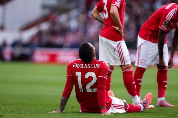 Douglas Luiz de Nottingham Forest est blessé contre Manchester United