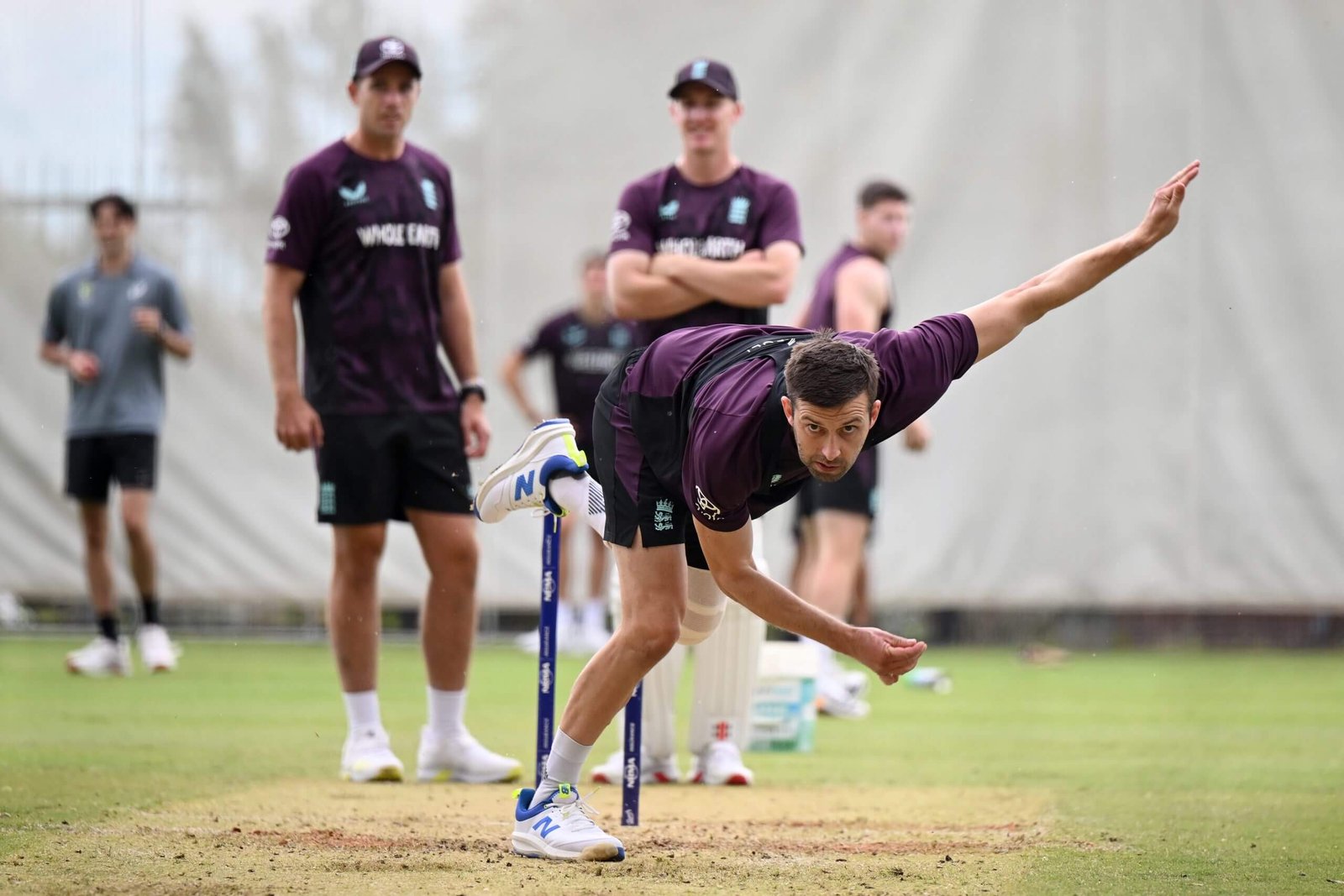 Mark Wood jouant au bowling lors de la session nette de l'Angleterre au stade de Perth mardi