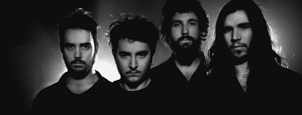 Les Nécromanciens en concert, guitares vintage, décor psychédélique, ambiance années 70