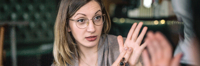 Photo d'une femme pratiquant la langue des signes