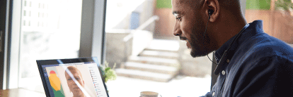 Photo d'un homme effectuant un appel Teams sur un ordinateur portable