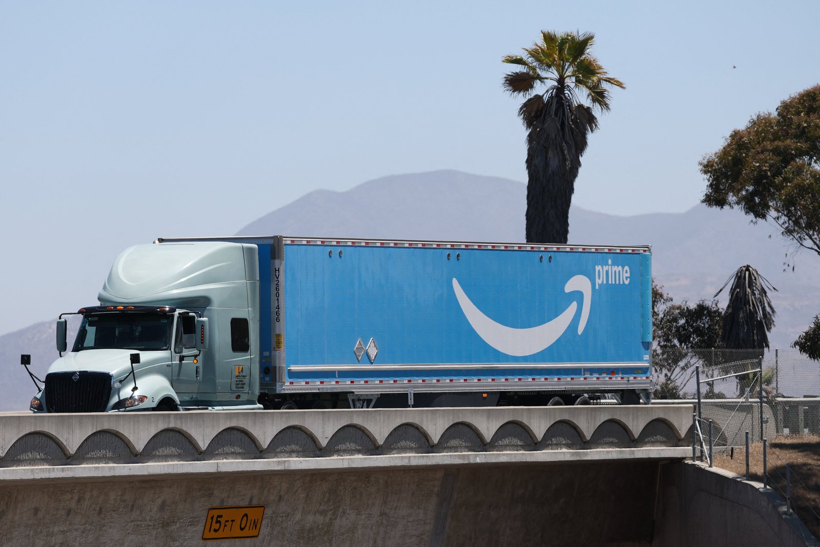 L'employé a reçu plusieurs balles dans le torse près de l'entrée principale du centre de distribution Amazon à Matteson, dans l'Illinois, ont indiqué des responsables locaux (AFP via Getty Images)