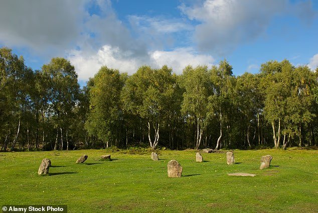 La victime a été retrouvée morte au Nine Ladies Stone Circle à Stanton Lees, dans le Derbyshire, lundi après-midi.